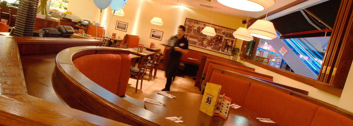Tony Roma's Wide shhot